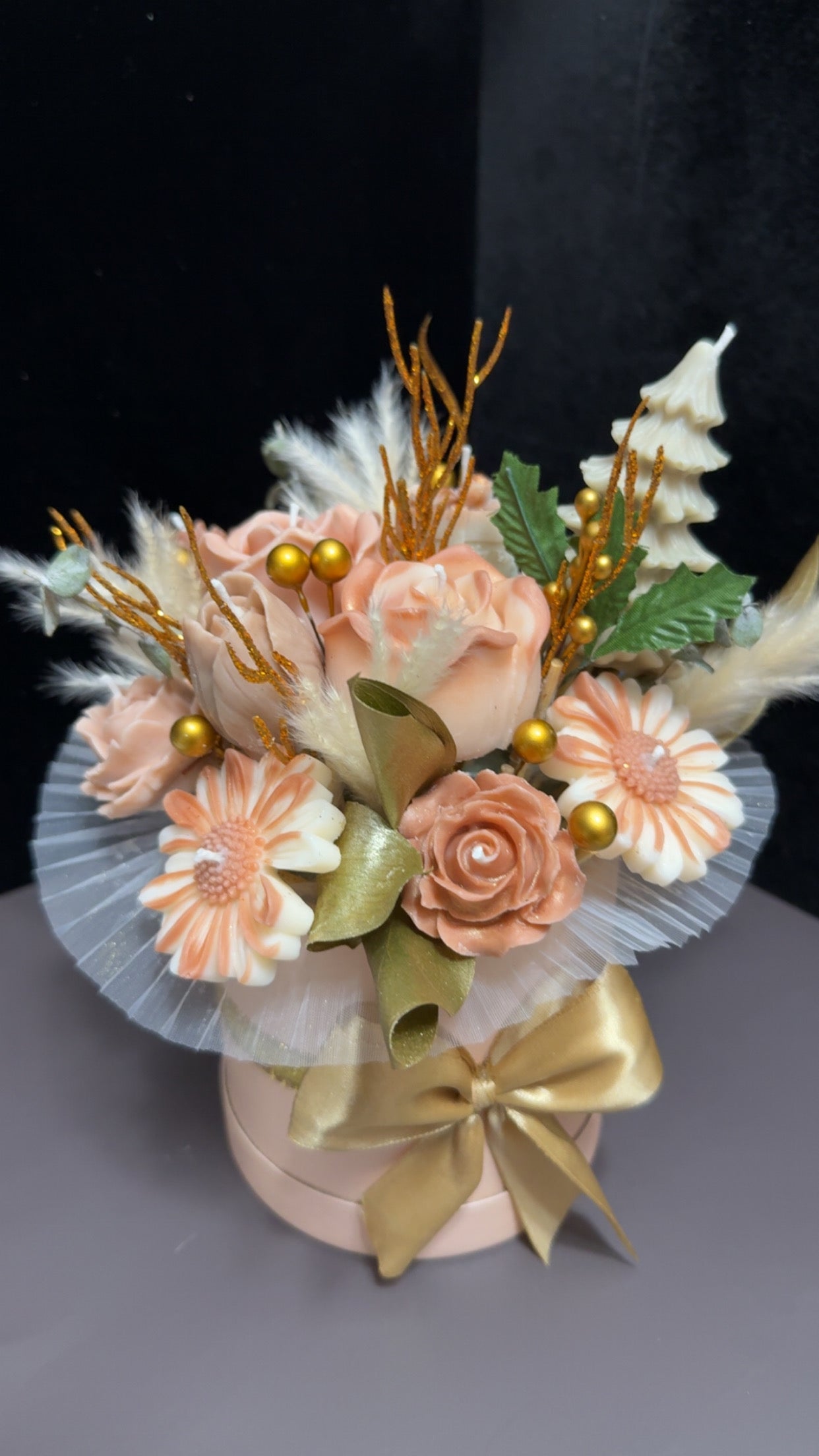 Gold & nude color candle ￼